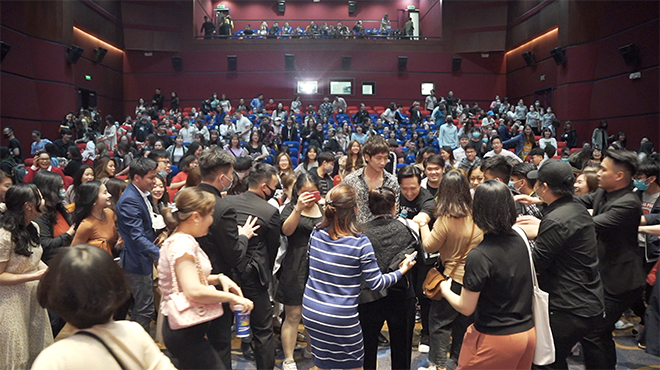 Trấn Thành được fan Hà Nội săn đón - 8