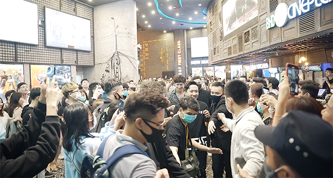 Trấn Thành được fan Hà Nội săn đón - 10