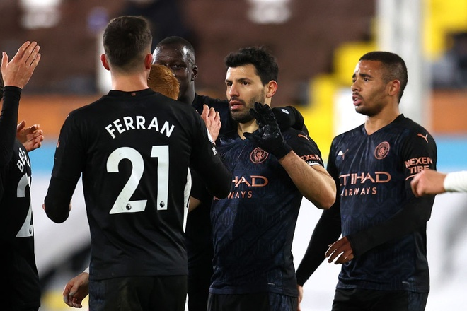 Man City tạo cách biệt 17 điểm với Man Utd - 1