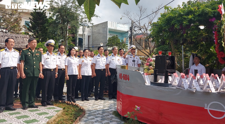 Xúc động lễ tưởng niệm 64 anh hùng hy sinh thân mình bảo vệ đảo Gạc Ma - 2