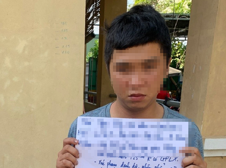 Bắt quả tang nam thanh niên biến thái chuyên sàm sỡ giáo viên, học sinh - 1