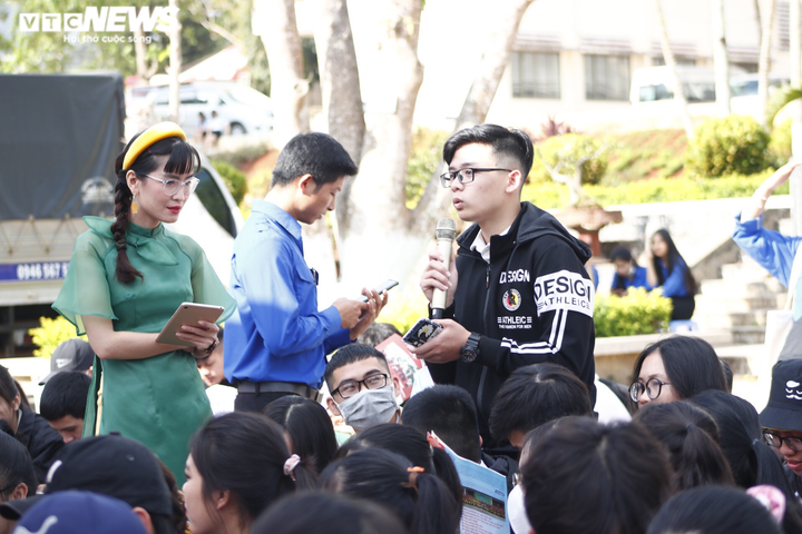 Học sinh Đắk Lắk thắc mắc dịch COVID-19 kéo dài, đề thi liệu có dễ hơn? - 1