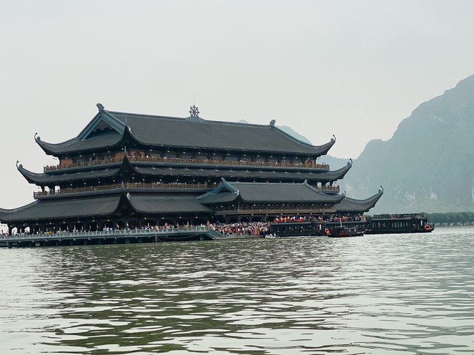 Ảnh: 'Biển người' chen chân đi lễ chùa Tam Chúc - 11