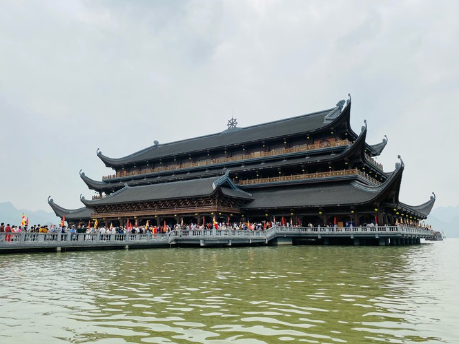 Ảnh: 'Biển người' chen chân đi lễ chùa Tam Chúc - 12