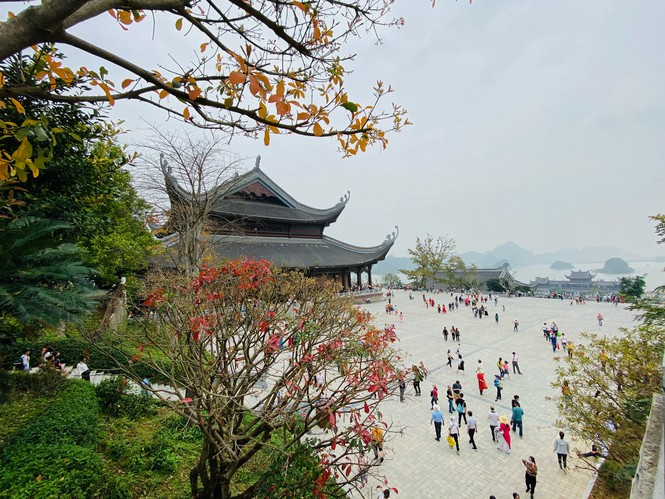 Ảnh: 'Biển người' chen chân đi lễ chùa Tam Chúc - 13