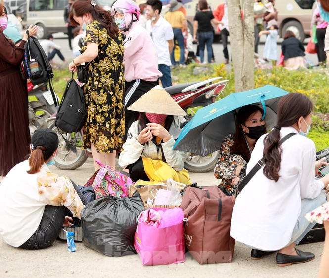 Ảnh: 'Biển người' chen chân đi lễ chùa Tam Chúc - 9