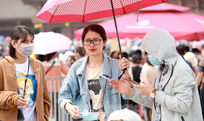 Ảnh: 'Biển người' chen chân đi lễ chùa Tam Chúc - 7