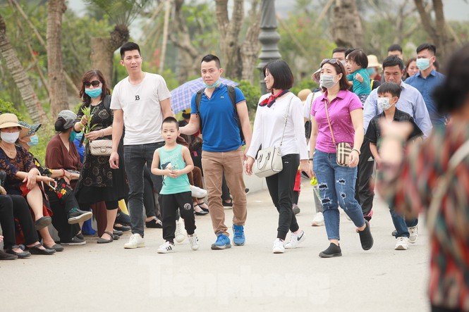 Ảnh: 'Biển người' chen chân đi lễ chùa Tam Chúc - 6