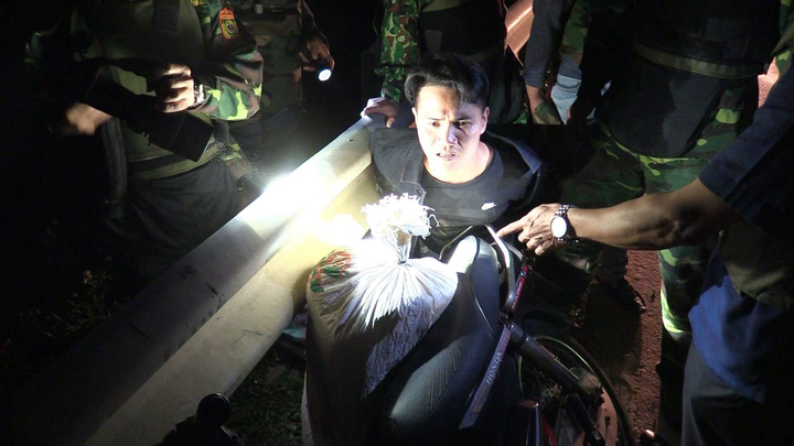 Bắt kẻ vận chuyển hơn 180.000 viên hồng phiến - 1