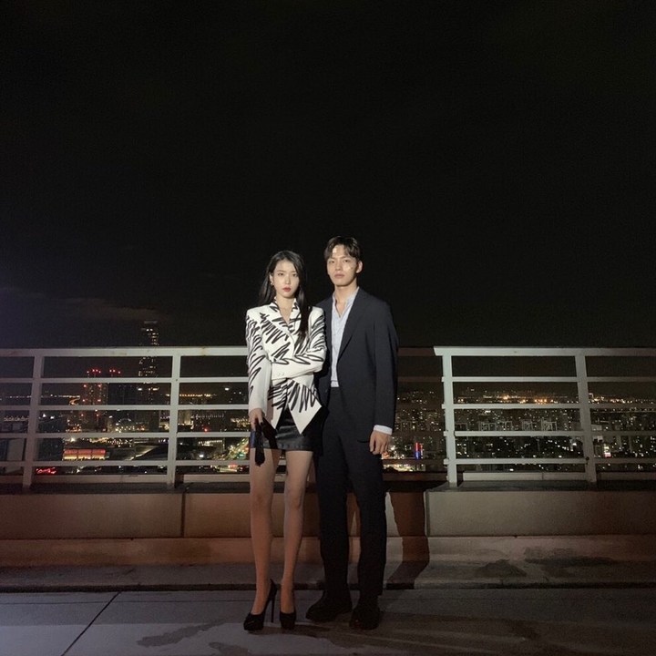 cách chụp ảnh của iu ảnh 8 Mẹo chụp ảnh giúp sao Hàn 'kéo dài chân' đến vài chục cm - 8