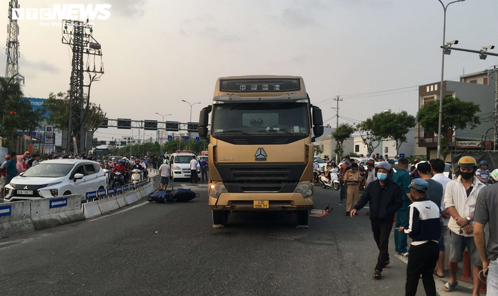 Đà Nẵng: Xe máy bị cuốn vào gầm xe đầu kéo, 2 người thương vong - 1
