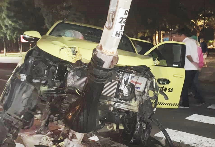  Phá cửa, giải cứu tài xế bị mắc kẹt sau khi đâm vào cột điện - 1