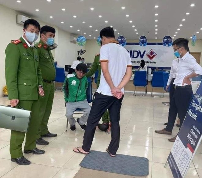 Người đàn ông mặc đồng phục Grab cầm súng khống chế nhân viên cướp ngân hàng - 1