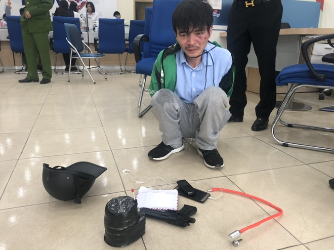 Kẻ mặc áo Grab, cầm súng, mìn đi cướp ngân hàng để trả món nợ 40 triệu - 1