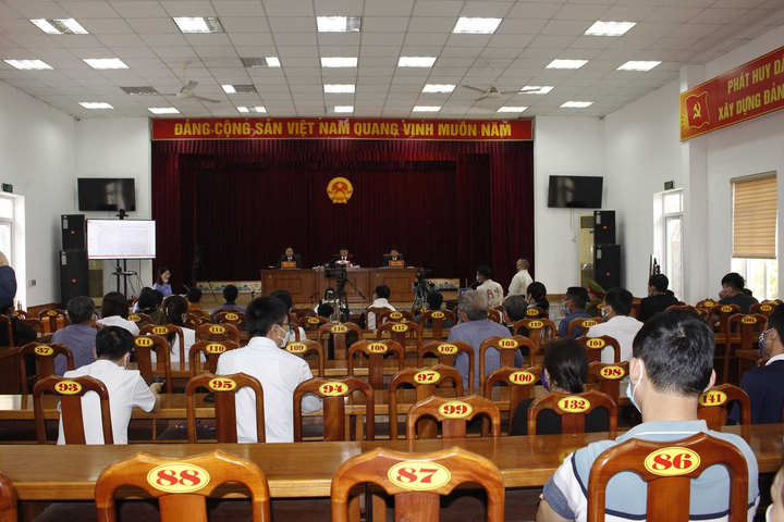 Đánh công an ở chốt kiểm soát dịch COVID-19, 2 tên côn đồ lĩnh 45 tháng tù - 2