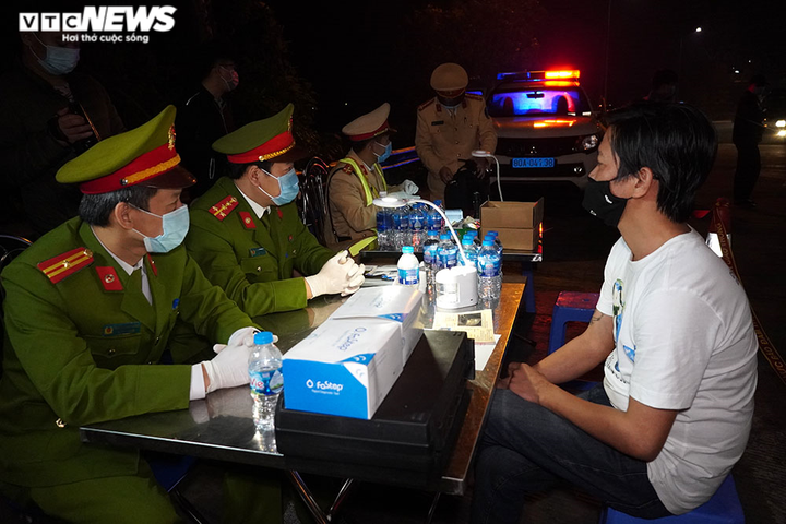 CSGT trắng đêm kiểm tra nồng độ cồn và ma túy trên cao tốc Pháp Vân - Cầu Giẽ - 7