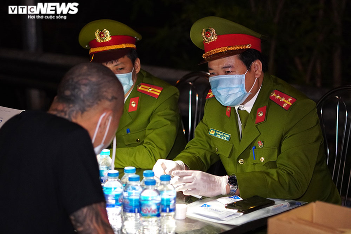 CSGT trắng đêm kiểm tra nồng độ cồn và ma túy trên cao tốc Pháp Vân - Cầu Giẽ - 8