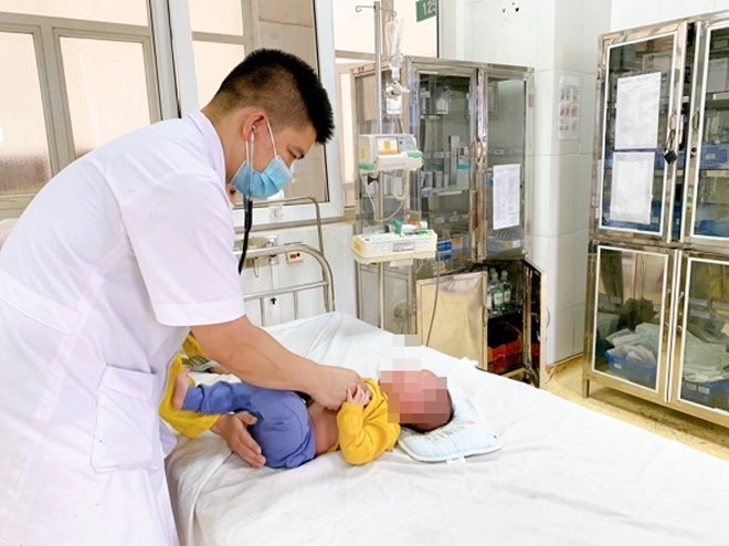 Bị người nhà rửa mũi nhầm cồn 90 độ, bé trai nhập viện khẩn cấp - 1