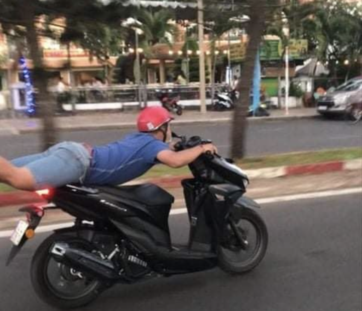 Clip: Nam thanh niên nằm lên yên xe, lái như bay trên phố ở Vũng Tàu - 1