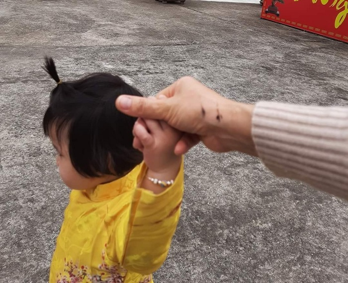 Hết dọa thả chó cắn nát mặt phật tử, trụ trì lại cầm hương đuổi người lễ chùa - 2