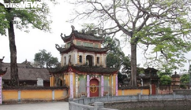 Hết dọa thả chó cắn nát mặt phật tử, trụ trì lại cầm hương đuổi người lễ chùa - 3