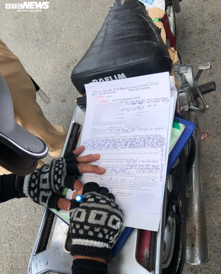 Ảnh: Bị cảnh sát TP.HCM xử phạt, tài xế bỏ cả xe 'thây ma' vi phạm - 6