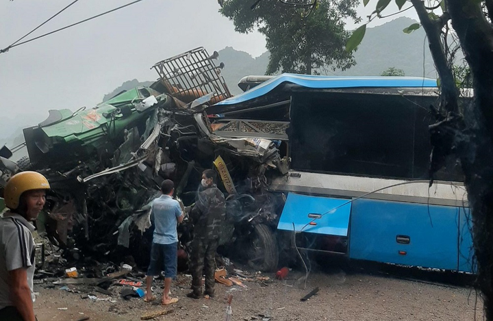 Ảnh: Hiện trường xe khách đấu đầu xe tải khiến 3 người chết ở Hòa Bình - 4