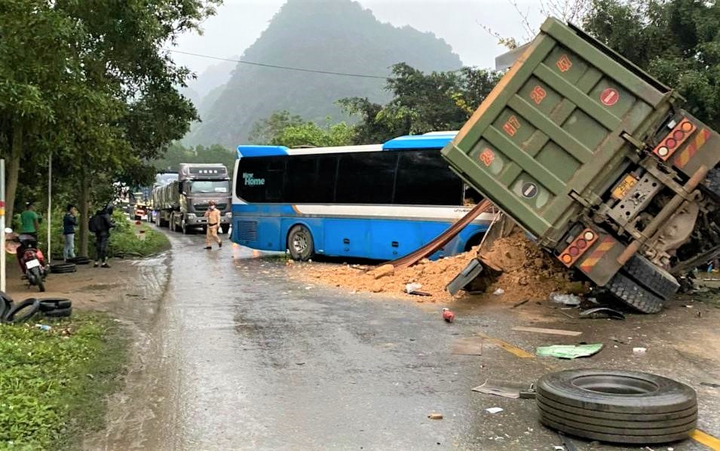 Ảnh: Hiện trường xe khách đấu đầu xe tải khiến 3 người chết ở Hòa Bình - 1