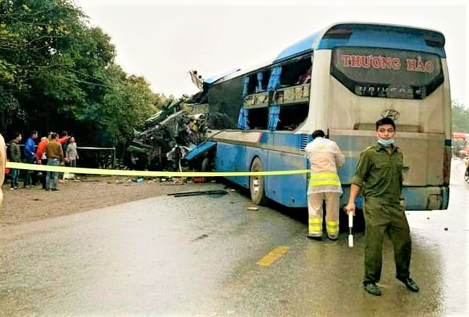 Ảnh: Hiện trường xe khách đấu đầu xe tải khiến 3 người chết ở Hòa Bình - 5