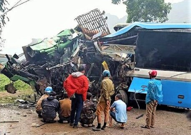 Ảnh: Hiện trường xe khách đấu đầu xe tải khiến 3 người chết ở Hòa Bình - 7