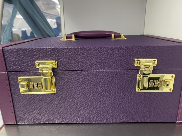 Đi máy bay, khách bỏ quên cả vali chứa gần nửa tỷ đồng - 1