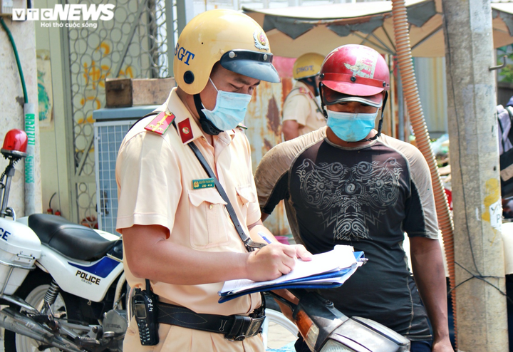 Ảnh: Bị cảnh sát TP.HCM xử phạt, tài xế bỏ cả xe 'thây ma' vi phạm - 8