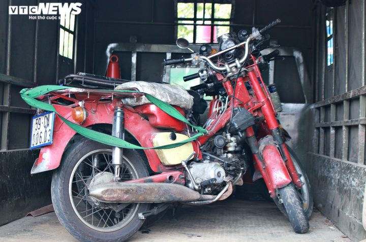 Ảnh: Bị cảnh sát TP.HCM xử phạt, tài xế bỏ cả xe 'thây ma' vi phạm - 5