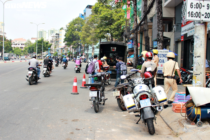 Ảnh: Bị cảnh sát TP.HCM xử phạt, tài xế bỏ cả xe 'thây ma' vi phạm - 1