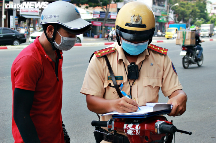 Ảnh: Bị cảnh sát TP.HCM xử phạt, tài xế bỏ cả xe 'thây ma' vi phạm - 2