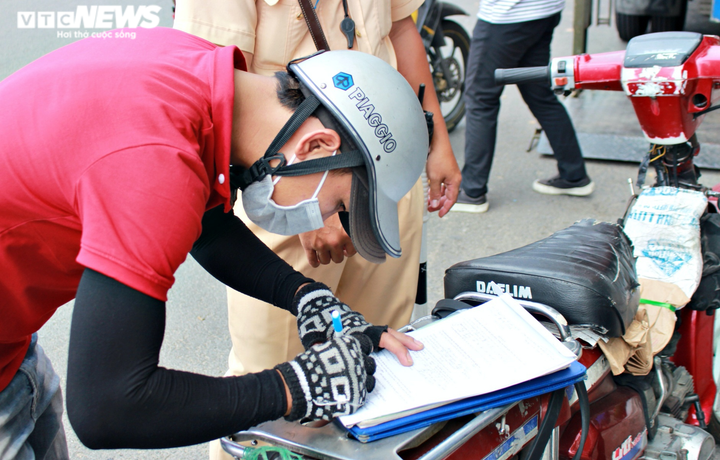 Ảnh: Bị cảnh sát TP.HCM xử phạt, tài xế bỏ cả xe 'thây ma' vi phạm - 4