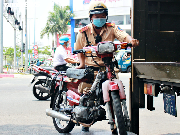 Ảnh: Bị cảnh sát TP.HCM xử phạt, tài xế bỏ cả xe 'thây ma' vi phạm - 7