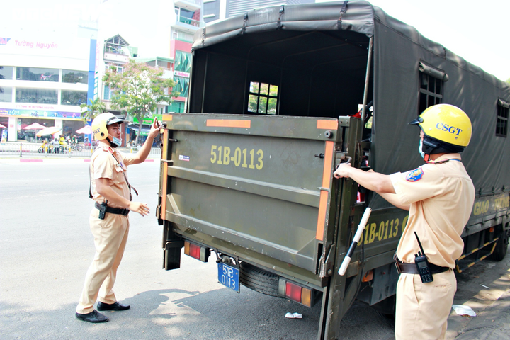 Ảnh: Bị cảnh sát TP.HCM xử phạt, tài xế bỏ cả xe 'thây ma' vi phạm - 11