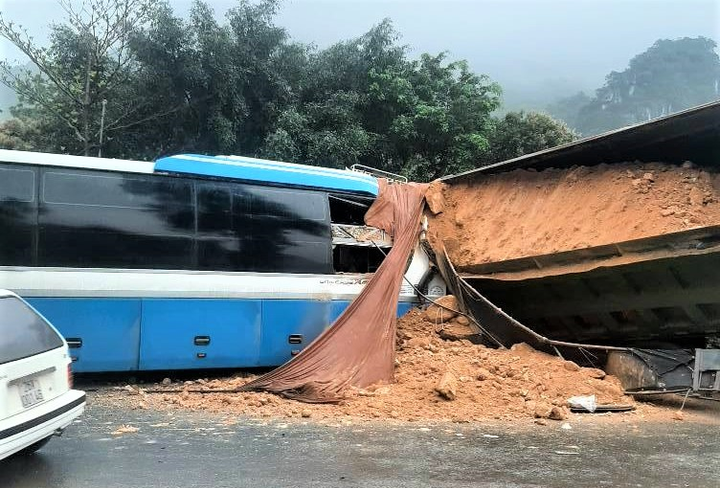 Ảnh: Hiện trường xe khách đấu đầu xe tải khiến 3 người chết ở Hòa Bình - 3