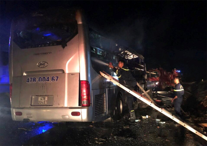 Xe giường nằm chở 11 người cháy rụi trong đêm - 1