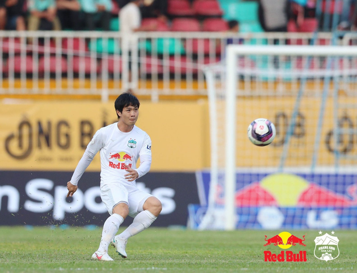 HLV Kiatisak đang tạo ra Công Phượng 'phiên bản đặc biệt'? - 1