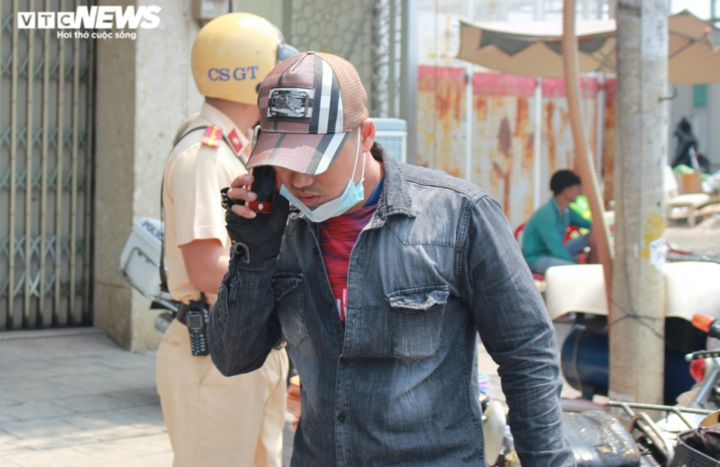 Ảnh: Bị cảnh sát TP.HCM xử phạt, tài xế bỏ cả xe 'thây ma' vi phạm - 9