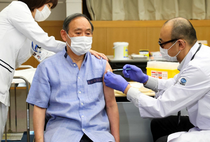 Thủ tướng Nhật Bản tiêm vaccine COVID-19 - 1