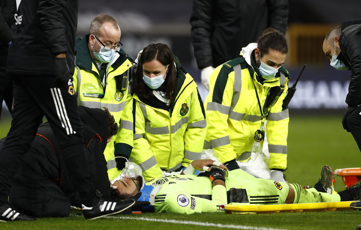 Chấn thương kinh hoàng, thủ môn Wolverhampton bất tỉnh rời sân - 3