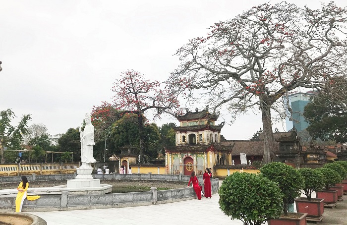 Trụ trì cầm hương đuổi phật tử: Đề nghị rút về giáo dục ít nhất 3 tháng - 2