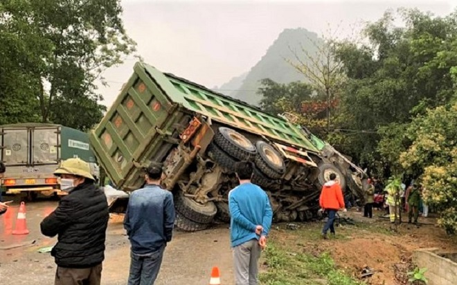 Ảnh: Hiện trường xe khách đấu đầu xe tải khiến 3 người chết ở Hòa Bình - 6