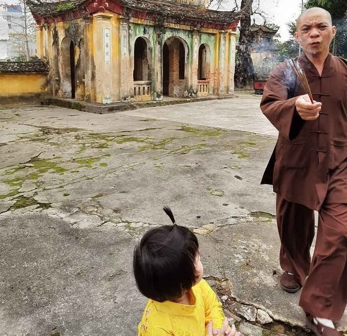 Trụ trì cầm hương đuổi phật tử: Đề nghị rút về giáo dục ít nhất 3 tháng - 1