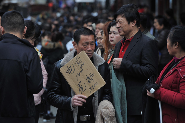 Chuyện lạ đời ở Trung Quốc: Sếp xếp hàng cho nhân viên chọn ở 'chợ người' - 4