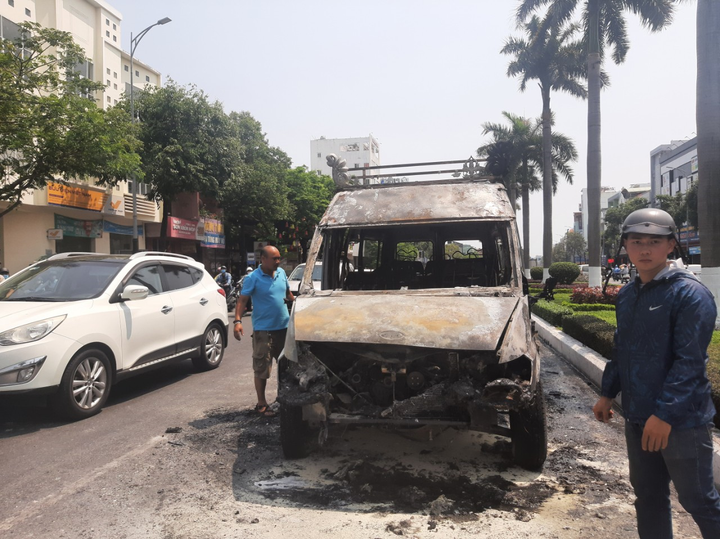 Xe tang bốc cháy ngùn ngụt giữa phố, tài xế đạp cửa thoát nạn - 1