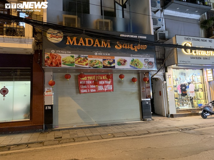 Hàng loạt cửa hàng khắp Hà Nội vẫn đóng cửa im ỉm, 'đắp chiếu' chờ khách thuê - 12